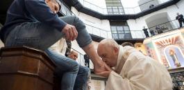 بابا الفاتيكان يغسل ويقبل أقدام 12 سجيناً بينهم مسلمان