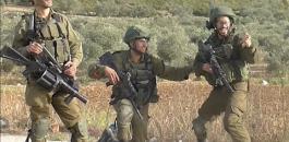 جندي اسرائيلي يقفز فرحا بعد ان اطلق النار على فلسطيني 