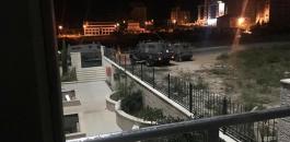 الاحتلال يعتقل 5 شبان ويداهم عمارة سكنية في رام الله