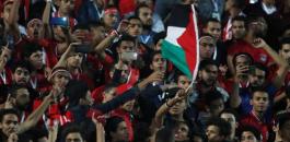 مصري يرفع العلم الفلسطيني 