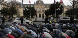 السلطات الفرنسية تعلن أنها ستمنع المسلمين من الصلاة في أحد شوارع باريس