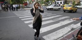 فتاة ايرانية تخلع حجابها 