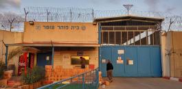 الاحتلال يعتدي بوحشية على الأسرى في قسم 12 بسجن عوفر