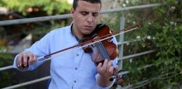 شاب فلسطيني يتحدى الإعاقة بالموسيقى