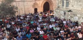 آلاف المقدسيّين يؤدون الصلاة بمحيط الأقصى رغم إجراءات الاحتلال