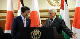 الرئيس-محمود-عباس،-خلال-مؤتمر-صحافي-مع-رئيس-وزراء-اليابان-شينزو-ابي.-500x330