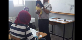 صورة تشعل مواقع التواصل الاجتماعي لمحاضر جامعي يحمل طفلة لطالبة أثناء امتحانها 