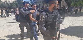 شرطة الاحتلال تعتدي بالضرب على مصلين 