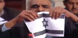 نائب تونسي يمزق العلم الاسرائيلي 