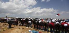 مواطنون يؤدون الصلاة فوق أراضيهم المهددة في المغير وكفر مالك