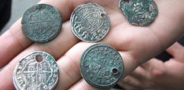 القبض على مهرب آثار بحوزته 22 قطعة نقدية و4 فخارات أثرية