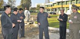 بالصور..ما السر وراء الرجال الحاملين للدفاتر والأقلام حول زعيم كوريا الشمالية؟
