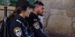 شرطي اسرائيلي يقل طفلين في القدس 