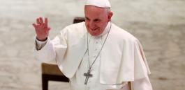 بابا الفاتيكان يقبل يد الناجي الوحيد من "مذبحة الرهبان" بالجزائر