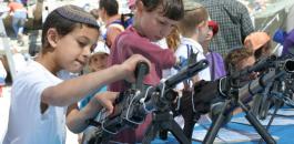 اطفال اليهود يتدربون على السلاح 