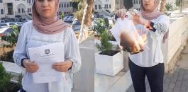 معلمة تحرق شهادتها في رام الله 