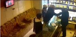 شاهد.. مقطع فيديو للحظة قيام عصابة متمرسة بقتل وسرقة صاحب محل ذهب في مصر