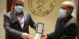 الرئيس يقلد.JPG