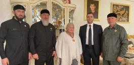 الرئيس عباس ووالدة الرئيس الشيشاني