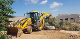 جرافات الاحتلال تقتلع اشجار الزيتون