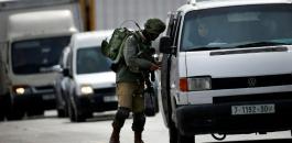 جندي اسرائيلي يصادر مركبة فلسطيني