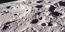سطح القمر وجنين