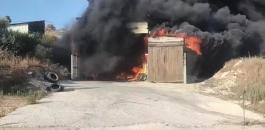 مصادر محلية- مستوطنون يضرمون النيران في ممتلكاتٍ للفلسطينيين عند أطراف قرية بزاريا، شمال غرب نابلس_000002.jpg
