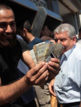 رواتب موظفي السلطة الفلسطينية واموال المقاصة 
