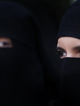 النقاب غطاء للسرقة في غزة