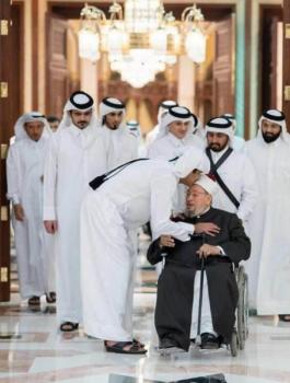 بعد أن أمهلته دول المقاطعة 10 أيام لطرده.. امير قطر يقبل رأس القرضاوي