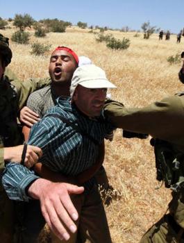 الاحتلال يعتدي بالضرب على مواطن وابنته غرب سلفيت ويعتقلهما