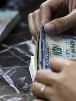 سلطة النقد : نسبة الاقتطاع من رواتب الموظفين المقترضين لن تزيد عن النسبة التي ستصرفها وزارة المالية