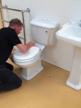 الجلوس على مقعد الحمام 