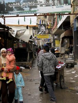 شبان من مخيمات لبنان يطالبون بالهجرة ..والقوى السياسية تحذر