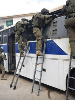 قوات خاصة إسرائيلية بشكل وحشي وهمجي تقمع الأسرى في سجن "إيشل"