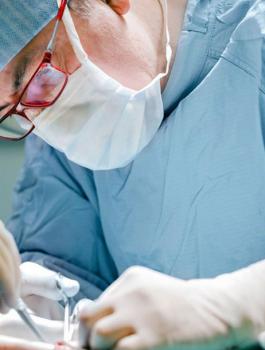 بالفيديو: أطباء يُجرون جراحة مخ لمريضة مستيقظة تشاهد فيلمًا