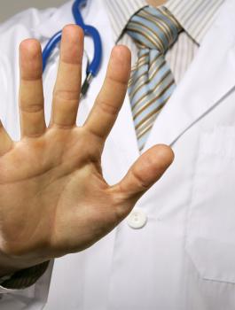 الاعتداء على طبيب في مجمع فلسطين الطبي 