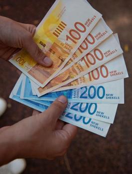 وزارة المالية ورواتب موظفي السلطة الفلسطينية 