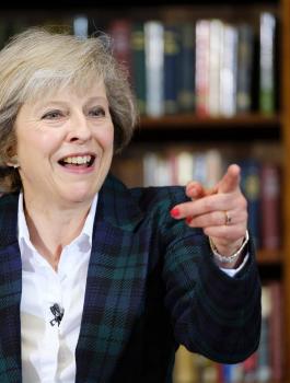 وزير الدفاع البريطاني يهدد بإقالة رئيسة الوزراء!