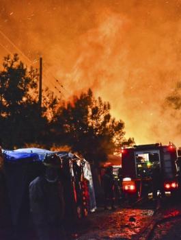 حرائق في مخيم اللاجئيين في اليونان 