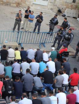 المعتصمون يؤدون صلاة الظهر أمام بوابتي المجلس والأسباط