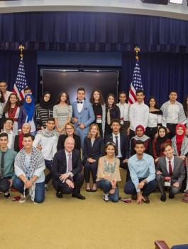 جرينبلات وطلاب ثانوية فلسطينيين 