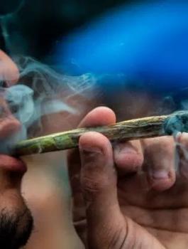 مواطن يبلغ الشرطة بتعاطي ابنه للمخدرات 