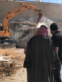 عائلة مقدسية تهدم منزلها ذاتيا 