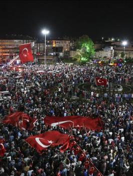 أتراك يحتشدون ضد الانقلاب ليل الجمعة السبت-