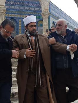 الاعتداء بالضرب على مدير عام المسجد الاقصى 