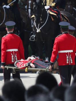 5 من أفراد الحرس الملكي البريطاني يغمى عليهم في احتفال مولد الملكة إليزابيث