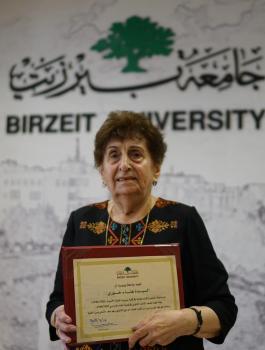 جامعة بيرزيت تمنح السيدة هناء خوري شهادة تخرج 