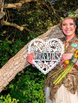 سيدة تتزوج من شجرة 