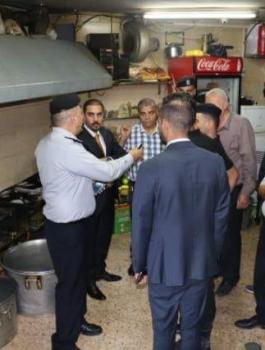 الدفاع المدني يغلق مطعما 